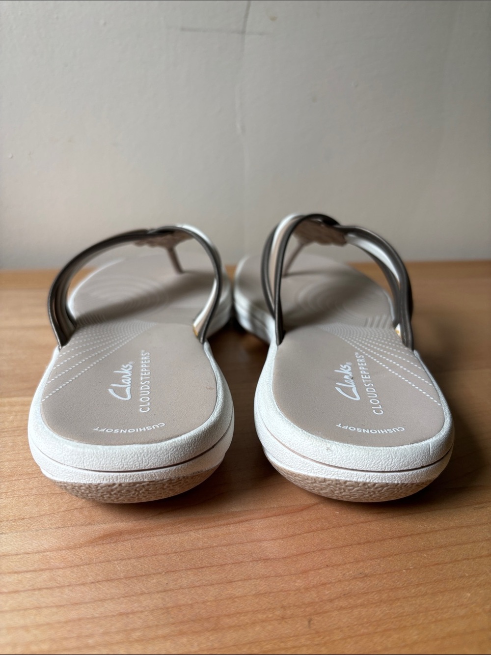 Clarks Cloudsteppers Woven Strap Thong Sandals in Taupe and White - Picture 2 of 5